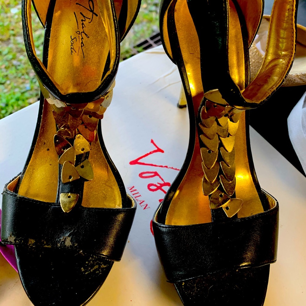 Thalía SodaOpen toe black heels withhold sequence